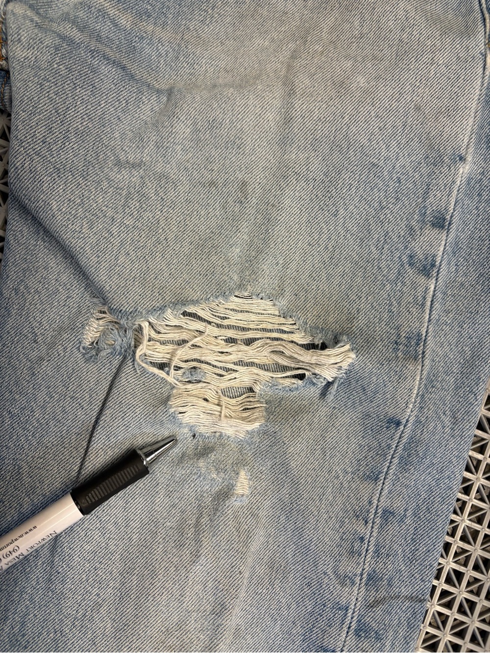 Vintage Levi's 501 Light Wash Distressed Button-Fly Blue Jeans Y2K - Picture 14 of 16